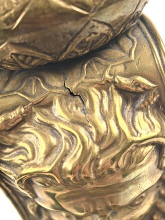 Frankreich , Helm für Kürassiere Modell 1840. In allen Teilen originales Stück, datiert 1839, bei der rechten Kokarde fehlt die Mutter der Schraube