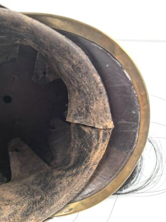 Frankreich , Helm für Kürassiere Modell 1840. In allen Teilen originales Stück, datiert 1839, bei der rechten Kokarde fehlt die Mutter der Schraube