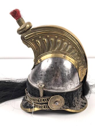 Frankreich , Helm für Kürassiere Modell 1840. In allen Teilen originales Stück, datiert 1839, bei der rechten Kokarde fehlt die Mutter der Schraube