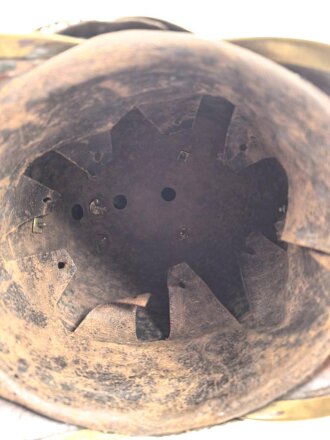 Frankreich , Helm für Kürassiere Modell 1840. In allen Teilen originales Stück, datiert 1839, bei der rechten Kokarde fehlt die Mutter der Schraube