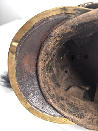 Frankreich , Helm für Kürassiere Modell 1840. In allen Teilen originales Stück, datiert 1839, bei der rechten Kokarde fehlt die Mutter der Schraube