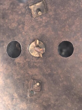 Frankreich , Helm für Kürassiere Modell 1840. In allen Teilen originales Stück, datiert 1839, bei der rechten Kokarde fehlt die Mutter der Schraube