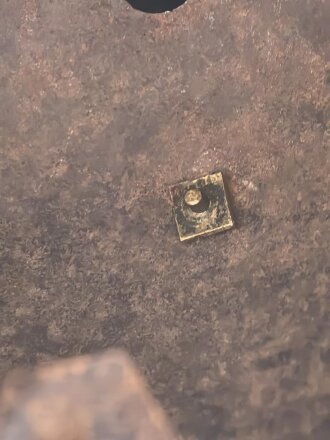 Frankreich , Helm für Kürassiere Modell 1840. In allen Teilen originales Stück, datiert 1839, bei der rechten Kokarde fehlt die Mutter der Schraube