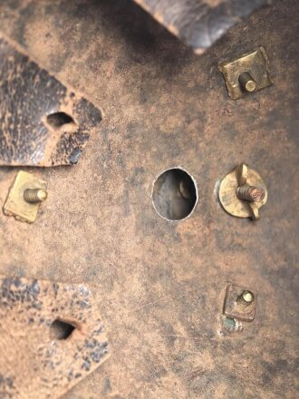 Frankreich , Helm für Kürassiere Modell 1840. In allen Teilen originales Stück, datiert 1839, bei der rechten Kokarde fehlt die Mutter der Schraube