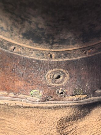 Frankreich , Helm für Kürassiere Modell 1840. In allen Teilen originales Stück, datiert 1839, bei der rechten Kokarde fehlt die Mutter der Schraube