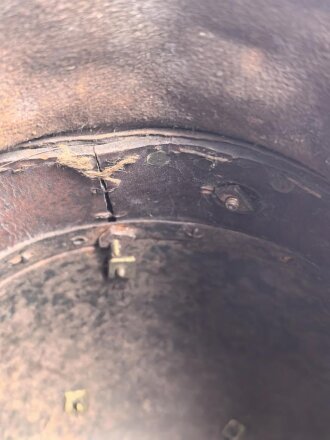 Frankreich , Helm für Kürassiere Modell 1840. In allen Teilen originales Stück, datiert 1839, bei der rechten Kokarde fehlt die Mutter der Schraube