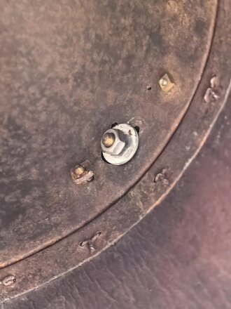 Frankreich , Helm für Kürassiere Modell 1840. In allen Teilen originales Stück, datiert 1839, bei der rechten Kokarde fehlt die Mutter der Schraube