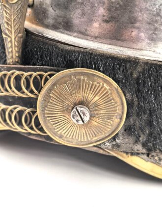 Frankreich , Helm für Kürassiere Modell 1840. In allen Teilen originales Stück, datiert 1839, bei der rechten Kokarde fehlt die Mutter der Schraube