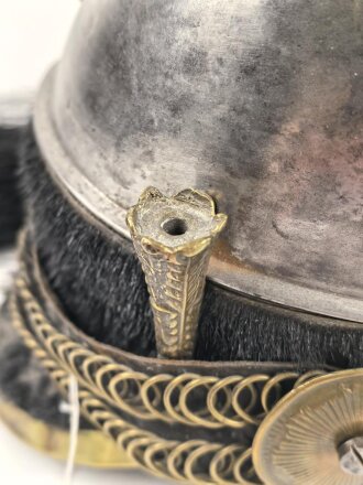 Frankreich , Helm für Kürassiere Modell 1840. In allen Teilen originales Stück, datiert 1839, bei der rechten Kokarde fehlt die Mutter der Schraube