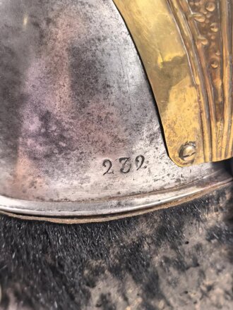 Frankreich , Helm für Kürassiere Modell 1840. In allen Teilen originales Stück, datiert 1839, bei der rechten Kokarde fehlt die Mutter der Schraube