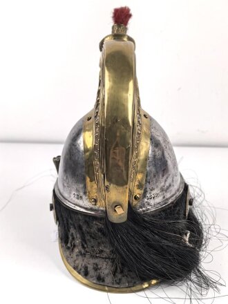Frankreich , Helm für Kürassiere Modell 1840. In allen Teilen originales Stück, datiert 1839, bei der rechten Kokarde fehlt die Mutter der Schraube