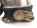 Frankreich , Helm für Kürassiere Modell 1840. In allen Teilen originales Stück, datiert 1839, bei der rechten Kokarde fehlt die Mutter der Schraube