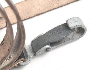 Belederung für eine Feldflasche der Wehrmacht. Zweiteilig, ungebraucht, aus altem Lagerbestand. Leder weich, mit Reichsbetriebsnummer