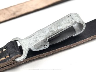 Belederung für eine Feldflasche der Wehrmacht. Zweiteilig, ungebraucht, aus altem Lagerbestand. Leder weich, mit Reichsbetriebsnummer