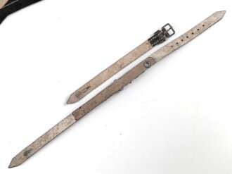 Belederung für eine Feldflasche der Wehrmacht. Zweiteilig, ungebraucht, aus altem Lagerbestand. Leder weich, mit Reichsbetriebsnummer