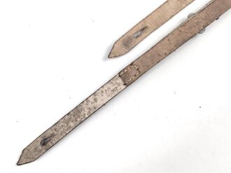 Belederung für eine Feldflasche der Wehrmacht. Zweiteilig, ungebraucht, aus altem Lagerbestand. Leder weich, mit Reichsbetriebsnummer