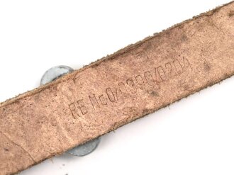 Belederung für eine Feldflasche der Wehrmacht. Zweiteilig, ungebraucht, aus altem Lagerbestand. Leder weich, mit Reichsbetriebsnummer