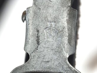 Belederung für eine Feldflasche der Wehrmacht. Zweiteilig, ungebraucht, aus altem Lagerbestand. Leder weich, mit Reichsbetriebsnummer
