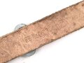 Belederung für eine Feldflasche der Wehrmacht. Zweiteilig, ungebraucht, aus altem Lagerbestand. Leder weich, mit Reichsbetriebsnummer