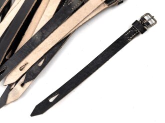Teil einer Belederung für eine Feldflasche der Wehrmacht. Ungebraucht, aus altem Lagerbestand. Leder weich, zum Teil leicht angeschmutzt, sie erhalten ein ( 1 ) Stück