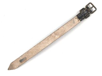 Teil einer Belederung für eine Feldflasche der Wehrmacht. Ungebraucht, aus altem Lagerbestand. Leder weich, zum Teil leicht angeschmutzt, sie erhalten ein ( 1 ) Stück