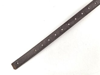 Lederriemen Wehrmacht. Breite knapp 2 cm, Länge etwa 46cm. Ungebraucht, aus altem Lagerbestand. Leder weich, zum Teil angeschmutzt, sie erhalten ein ( 1 ) Stück