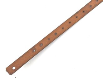 Lederriemen Wehrmacht. Breite knapp 2 cm, Länge etwa 46cm. Ungebraucht, aus altem Lagerbestand. Leder weich, zum Teil angeschmutzt, sie erhalten ein ( 1 ) Stück