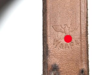 Lederriemen Wehrmacht. Breite knapp 2 cm, Länge etwa 46cm. Ungebraucht, aus altem Lagerbestand. Leder weich, zum Teil angeschmutzt, sie erhalten ein ( 1 ) Stück