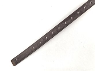 Lederriemen Wehrmacht. Breite knapp 2cm, Länge etwa 46cm. Ungebraucht, aus altem Lagerbestand. Leder weich, zum Teil angeschmutzt, sie erhalten ein ( 1 ) Stück