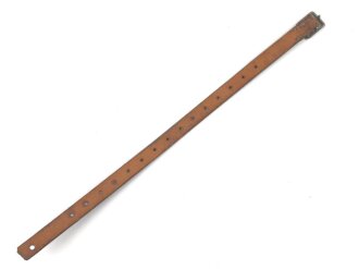 Lederriemen Wehrmacht. Breite knapp 2cm, Länge etwa 46cm. Ungebraucht, aus altem Lagerbestand. Leder weich, zum Teil angeschmutzt, sie erhalten ein ( 1 ) Stück