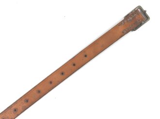 Lederriemen Wehrmacht. Breite knapp 2cm, Länge etwa 46cm. Ungebraucht, aus altem Lagerbestand. Leder weich, zum Teil angeschmutzt, sie erhalten ein ( 1 ) Stück