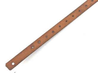 Lederriemen Wehrmacht. Breite knapp 2cm, Länge etwa 46cm. Ungebraucht, aus altem Lagerbestand. Leder weich, zum Teil angeschmutzt, sie erhalten ein ( 1 ) Stück