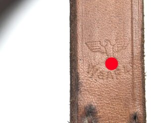 Lederriemen Wehrmacht. Breite knapp 2cm, Länge etwa 46cm. Ungebraucht, aus altem Lagerbestand. Leder weich, zum Teil angeschmutzt, sie erhalten ein ( 1 ) Stück