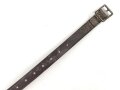 Lederriemen Wehrmacht. Breite knapp 2cm, Länge etwa 46cm. Ungebraucht, aus altem Lagerbestand. Leder weich, zum Teil angeschmutzt, sie erhalten ein ( 1 ) Stück