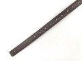 Lederriemen Wehrmacht. Breite knapp 2cm, Länge etwa 46cm. Ungebraucht, aus altem Lagerbestand. Leder weich, zum Teil angeschmutzt, sie erhalten ein ( 1 ) Stück