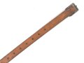 Lederriemen Wehrmacht. Breite knapp 2cm, Länge etwa 46cm. Ungebraucht, aus altem Lagerbestand. Leder weich, zum Teil angeschmutzt, sie erhalten ein ( 1 ) Stück
