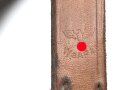 Lederriemen Wehrmacht. Breite knapp 2cm, Länge etwa 46cm. Ungebraucht, aus altem Lagerbestand. Leder weich, zum Teil angeschmutzt, sie erhalten ein ( 1 ) Stück