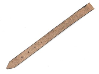 Lederriemen Wehrmacht. Breite knapp 2cm, Länge mindestens 26cm. Ungebraucht, aus altem Lagerbestand. Leder weich, zum Teil angeschmutzt, sie erhalten ein ( 1 ) Stück