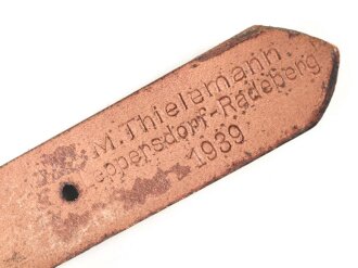 Tornisterriemen Luftwaffe, schokoladenbraunes Leder, Leichtmetallbeschläge. Herstellerstemepl von 1939. Ungebraucht