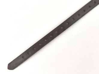 Tornisterriemen Luftwaffe, schokoladenbraunes Leder, Leichtmetallbeschläge. Herstellerstemepl von 1939. Ungebraucht