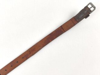 Tornisterriemen Luftwaffe, schokoladenbraunes Leder, Leichtmetallbeschläge. Herstellerstemepl von 1939. Ungebraucht