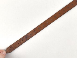 Tornisterriemen Luftwaffe, schokoladenbraunes Leder, Leichtmetallbeschläge. Herstellerstemepl von 1939. Ungebraucht