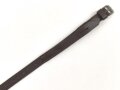 Tornisterriemen Luftwaffe, schokoladenbraunes Leder, Leichtmetallbeschläge. Herstellerstemepl von 1939. Ungebraucht