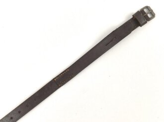 Tornisterriemen Luftwaffe, schokoladenbraunes Leder, Leichtmetallbeschläge. Herstellerstemepl von 1939. Ungebraucht