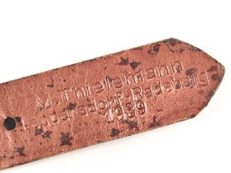 Tornisterriemen Luftwaffe, schokoladenbraunes Leder, Leichtmetallbeschläge. Herstellerstemepl von 1939. Ungebraucht