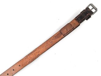 Tornisterriemen Luftwaffe, schokoladenbraunes Leder, Leichtmetallbeschläge. Herstellerstemepl von 1939. Ungebraucht