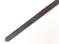 Tornisterriemen Luftwaffe, schokoladenbraunes Leder, Leichtmetallbeschläge. Herstellerstemepl von 1939. Ungebraucht