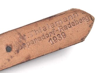 Tornisterriemen Luftwaffe, schokoladenbraunes Leder, Leichtmetallbeschläge. Herstellerstempell von 1939. Ungebraucht