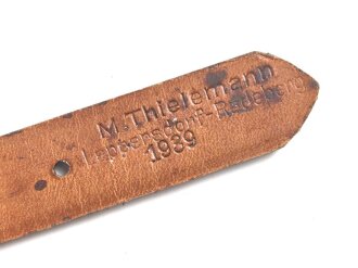 Tornisterriemen Luftwaffe, schokoladenbraunes Leder, Leichtmetallbeschläge. Herstellerstempell von 1939. Ungebraucht