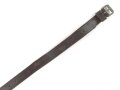 Tornisterriemen Luftwaffe, schokoladenbraunes Leder, Leichtmetallbeschläge. Herstellerstempell von 1939. Ungebraucht